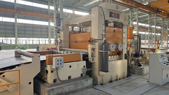 펌프로 구동되는 핵심 부품과 함께 CNC 릴링 평준화 및 시어링 생산 라인